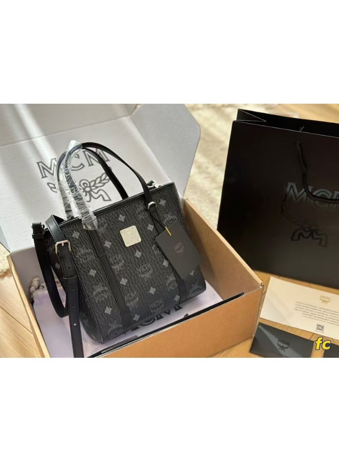 حقيبة توت صغيرة مريحة بأيدي من جلد طبيعي مزخرف بنمط كلاسيكي من ماركة MCM.